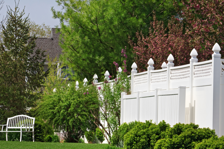 CF- Aluminum vs Vinyl vinyl fence